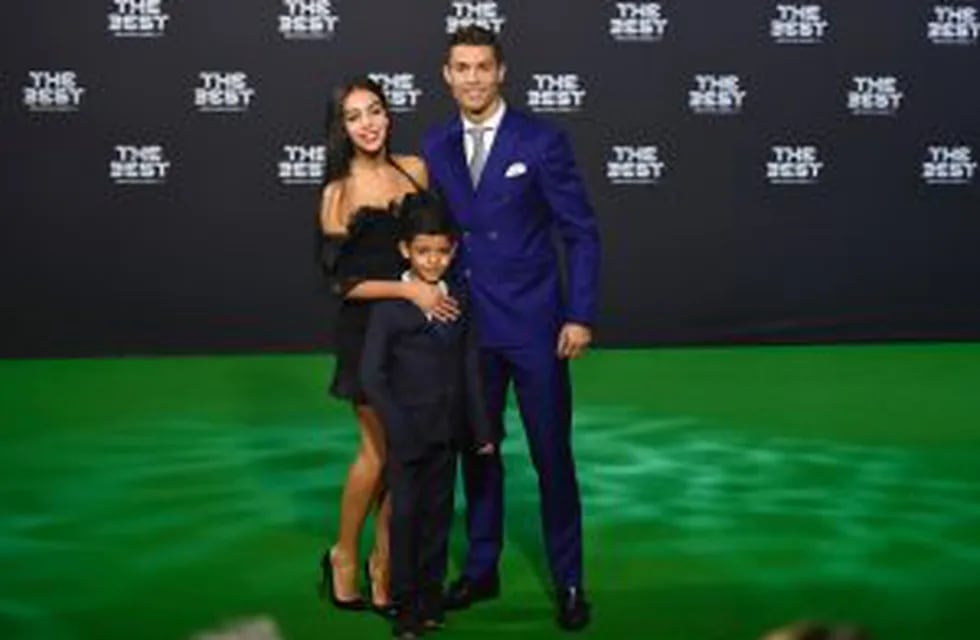 Cristiano Ronaldo posa junto a su novia Georgina Rodriguez y su hijo, Cristiano Ronaldo Jr. / AFP PHOTO / MICHAEL BUHOLZER