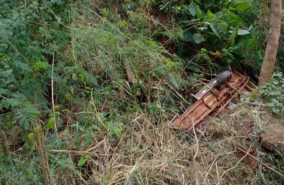 Una camioneta cayó en un arroyo en Puerto Iguazú tras un despiste, el conductor salió ileso