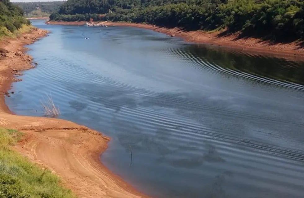 El río Iguazú a mitad de altura complica el abastecimiento de agua en el municipio