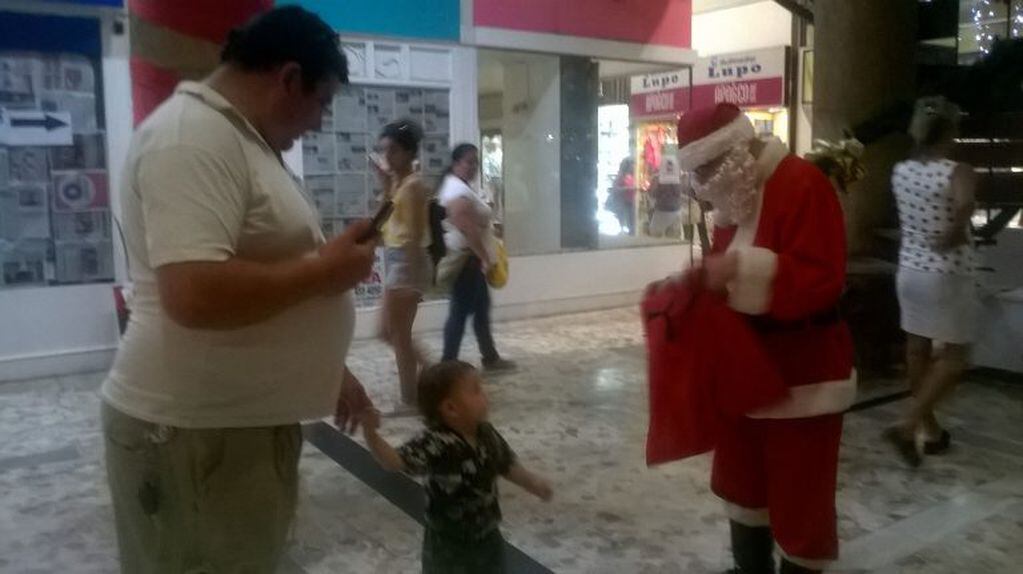 Papá Noel de visita en el centro bahiense