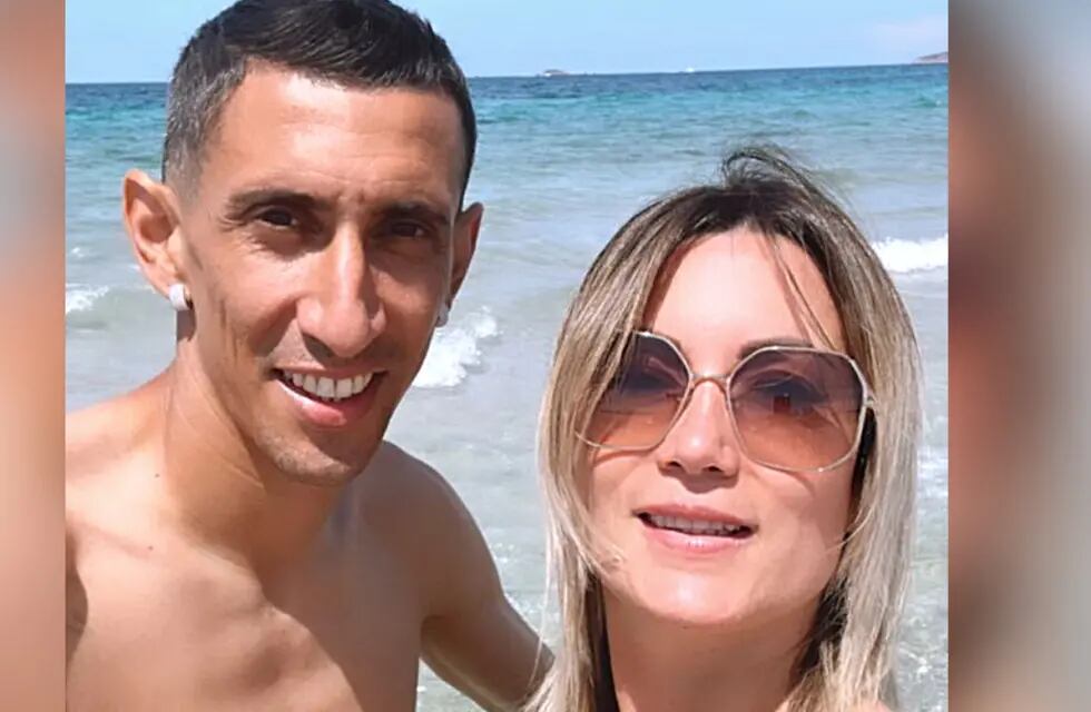 Ángel Di María y Jorgelina Cardoso felices en la playa de Ibiza.