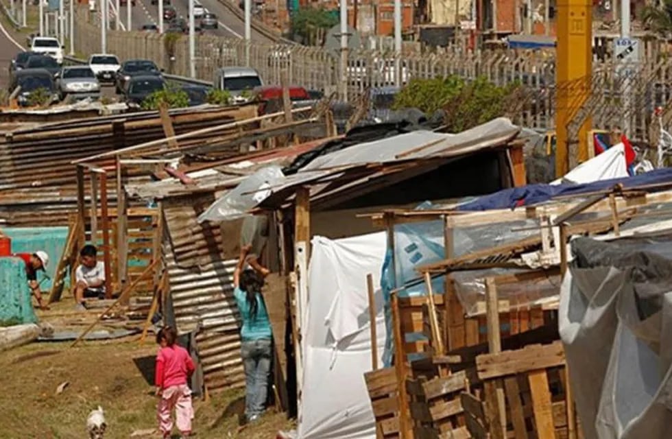 Según un estudio de la UCA, una de cada tres personas habita una vivienda precaria en el país.