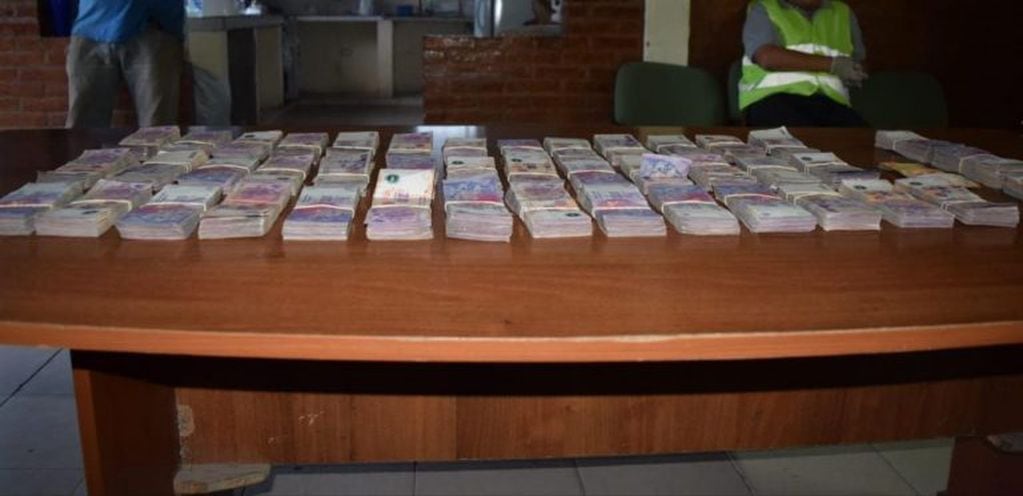 En el rodado había fajos con billetes de diferente denominación. (@gendarmeria)