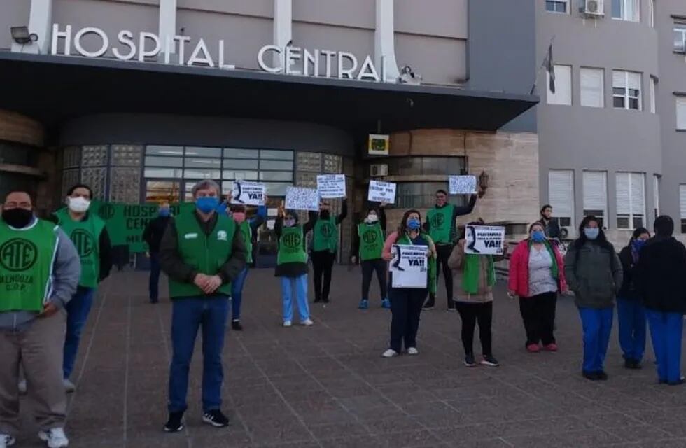 Empleados Públicos de Mendoza: protesta y reclamo en el Hospital Central.