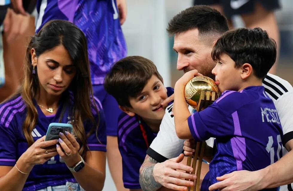 El niño de 10 años festejó el campeonato mundial con su familia en Qatar.