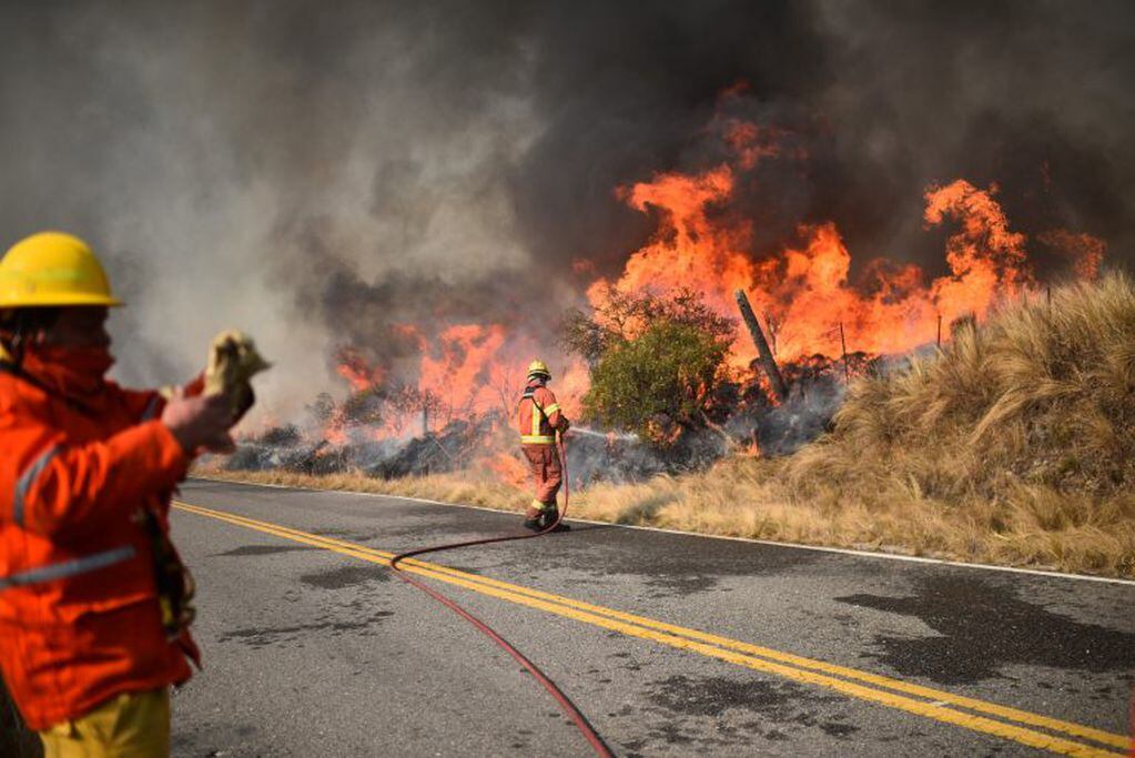 Bomberos combaten los incendios en la zona de Bosque Alegre para evitar que las llamas alcancen al Observatorio Astronómico. (Pedro Castillo)