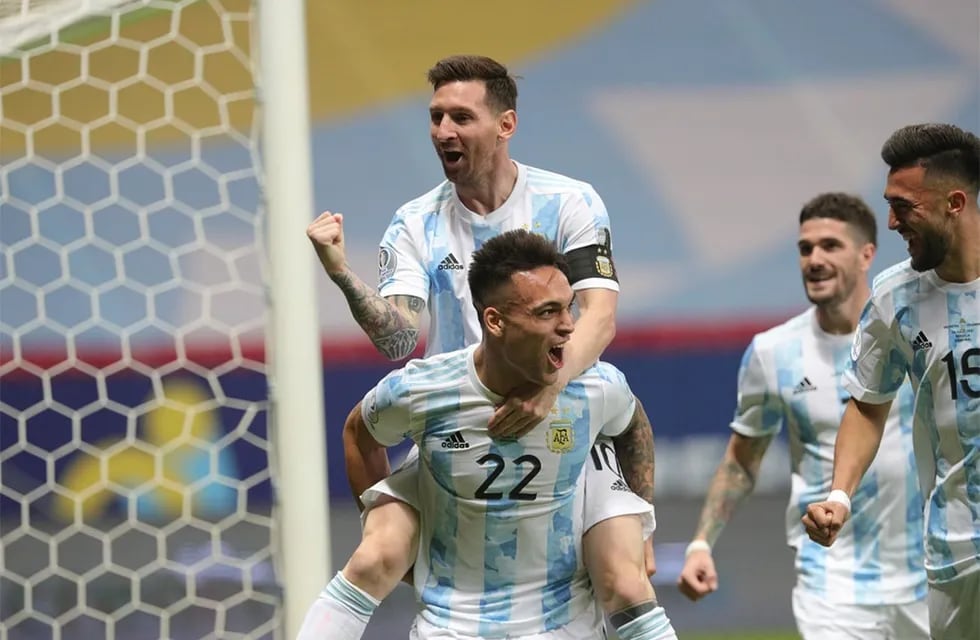Lautaro Martinez festeja el primer gol de Argentina que enfrenta a Colombia, en la semifinal de la Copa América de Brasil 2021 en el estadio Mané Garrincha, de Brasilia, buscando la final del certamen a la que ya se clasificó el seleccionado local.