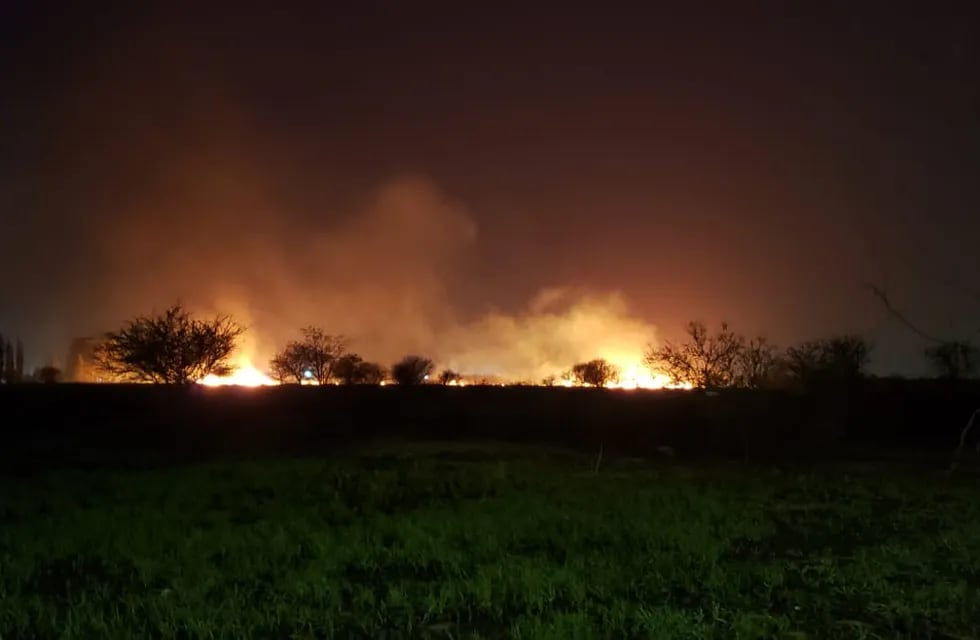 Incendio frente al aeropuerto de Córdoba.