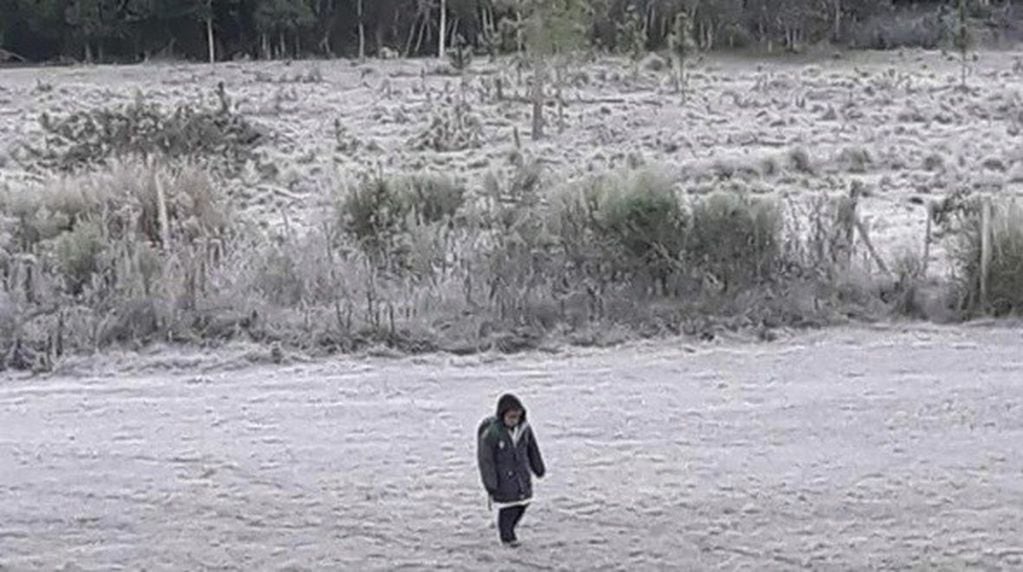 El misionerito que cruza el hielo a pie para llegar a la escuela. (Foto: Infobae)