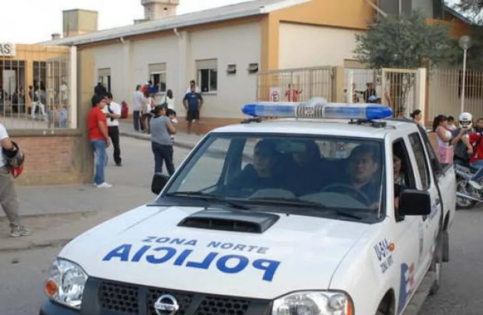 La Policía también colaboró junto a los Bomberos para evacuar la escuela.