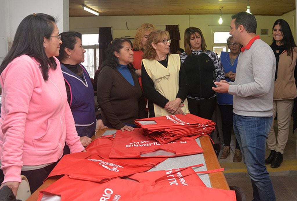 Beneficiarios del Plan Solidario confeccionan ropa para familias vulnerables