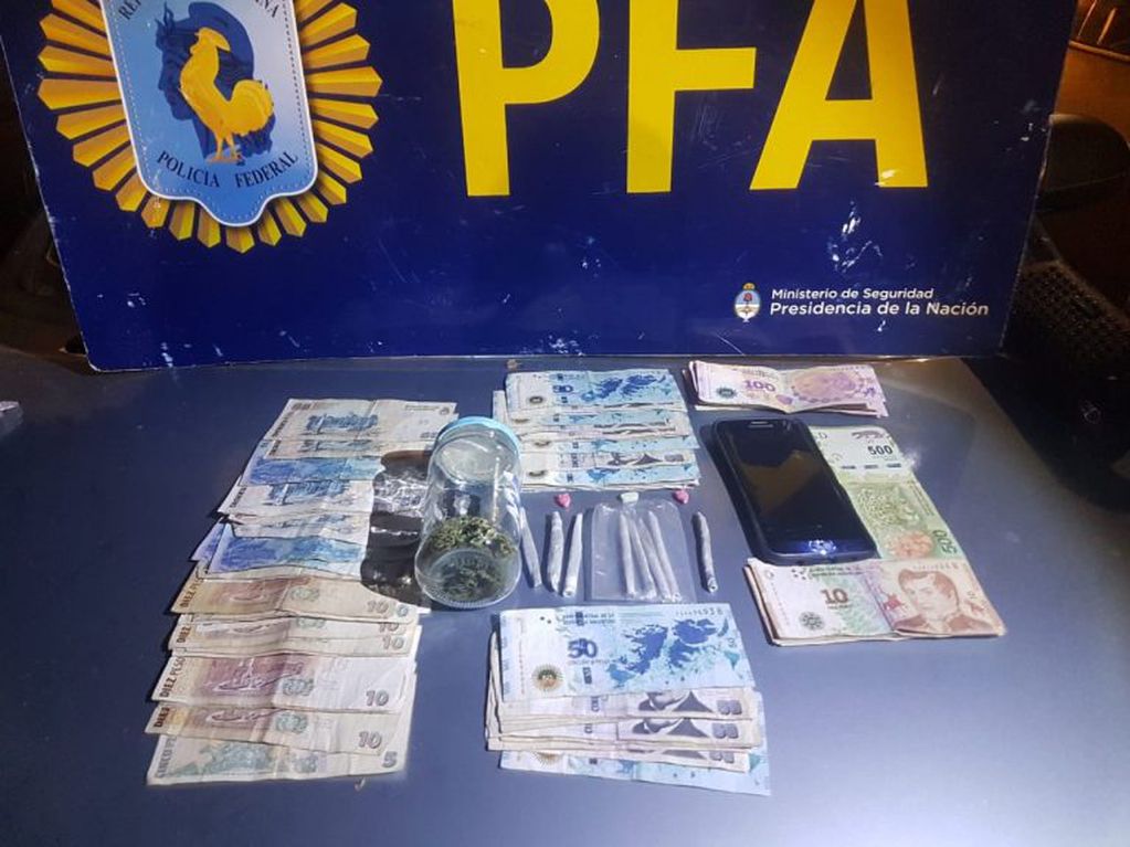 La policía halló cigarrillos de marihuana y también dinero en efectivo. (PFA)