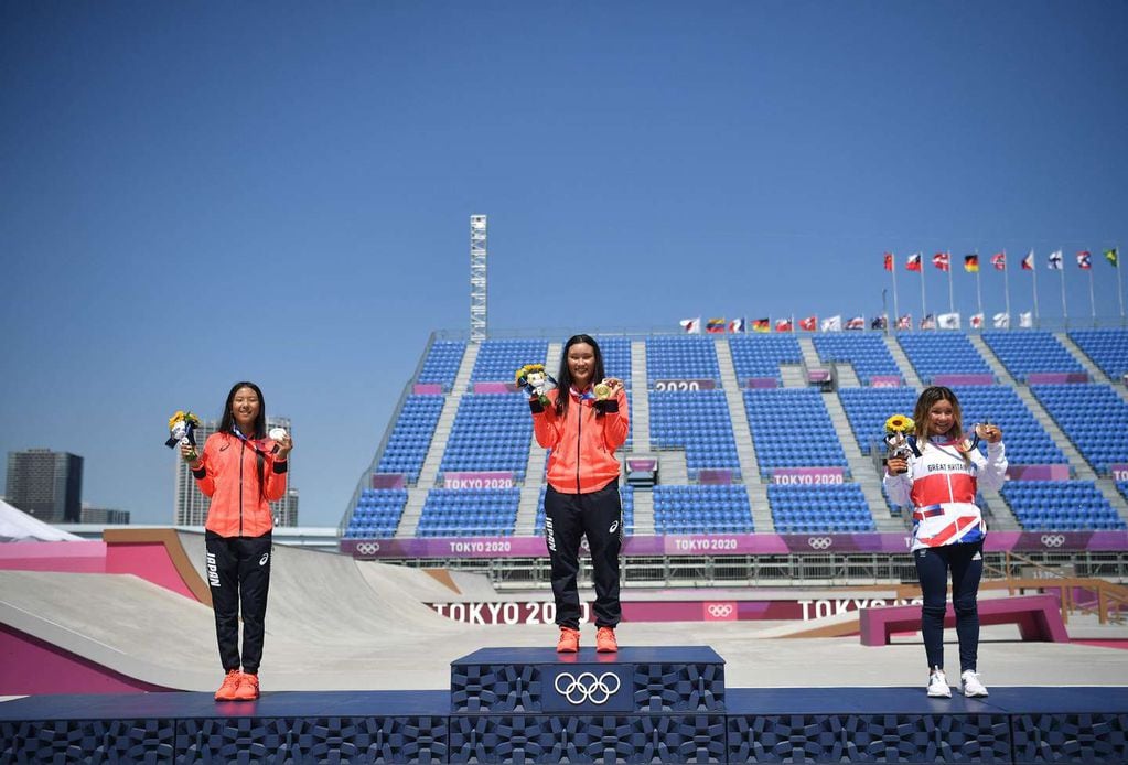 (De izquierda a derecha) La medallista de plata de Japón Kokona Hiraki, la medallista de oro de Japón Sakura Yosozumi y la medallista de bronce de Gran Bretaña Sky Brown posan en el podio de la final