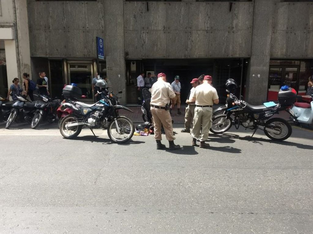 Agentes de la GUM deteniendo a motociclistas en un control (@SCyCRos)