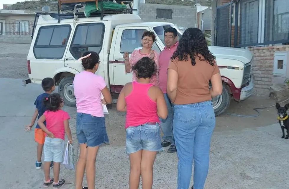 Silvia y David con los cinco hermanitos y su camioneta F-100. Foto: La Nación, Alcides Quiroga.