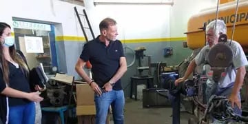 Darío Cocco en diálogo con los mecánicos del Corralón