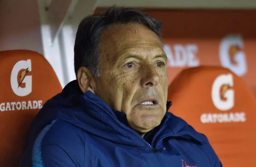 Miguel Angel Russo, coach of Paraguay's Cerro Porteno, watches his team's Copa Libertadores soccer match with Argentina's River Plate in Buenos Aires, Argentina, Thursday, Aug. 22, 2019. (AP Photo/Gustavo Garello)