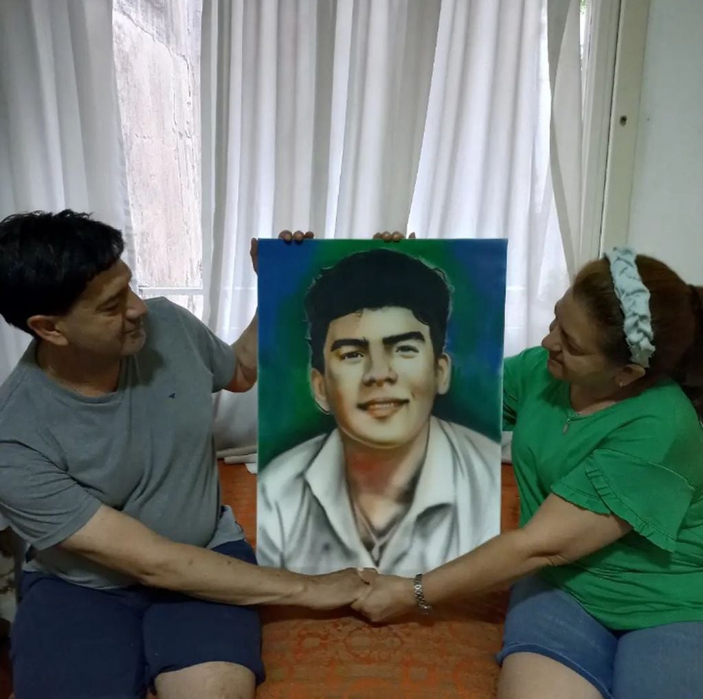 Silvino Báez y Graciela Sosa junto a un cuadro de Fernando tras los 40 meses de su fallecimiento. Foto: graciela.sosa.33 / Instagram.