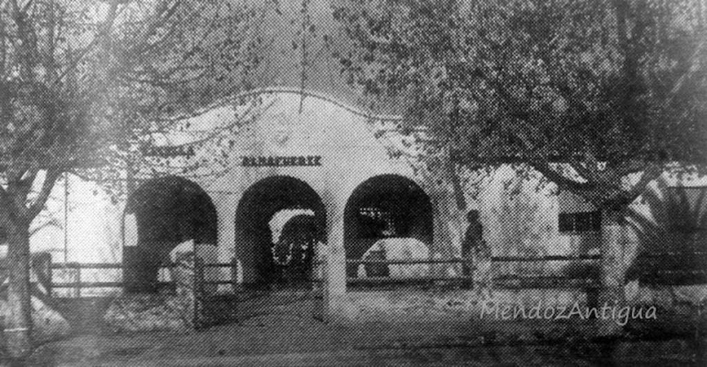 Foto antigua de la Escuela Almafuerte, donde la biblioteca se encontró hasta 1928.