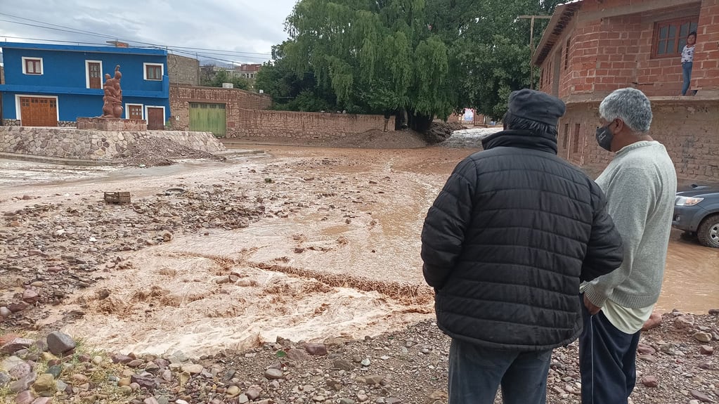 Las calles de los barrios humahuaqueños La Merced y 2 de Abril mostraban este martes el efecto de las torrenciales lluvias del lunes.