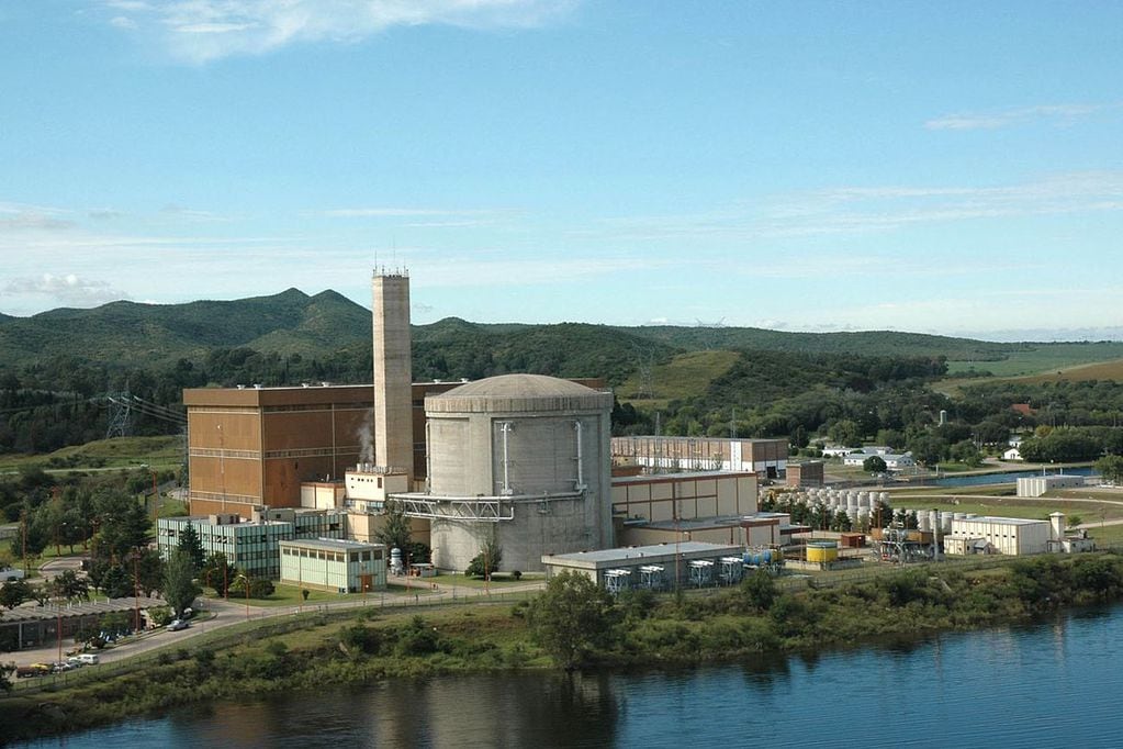 La Central Nuclear Embalse es la segunda planta de su tipo construida en Argentina y tiene una potencia de 656 MWe. Wikipedia.