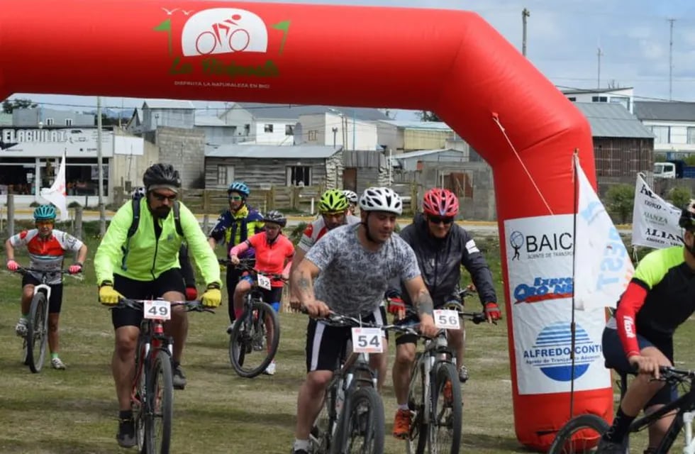 Largada competencia mayores mountain bike Tolhuin, Tierra del Fuego