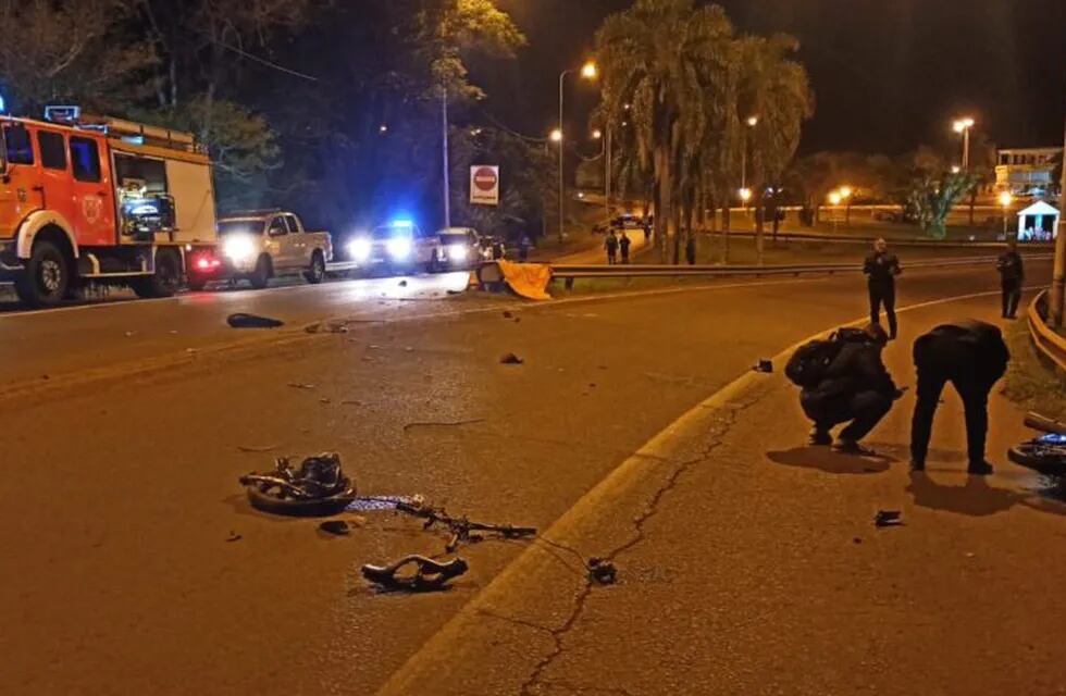 Accidente vial en Puerto Iguazú dejó a un motociclista fallecido.