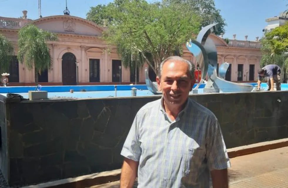 El intendente Stelatto frente a la fuente que está ubicada en la Plaza 9 de Julio de Posadas. (Misiones Online)