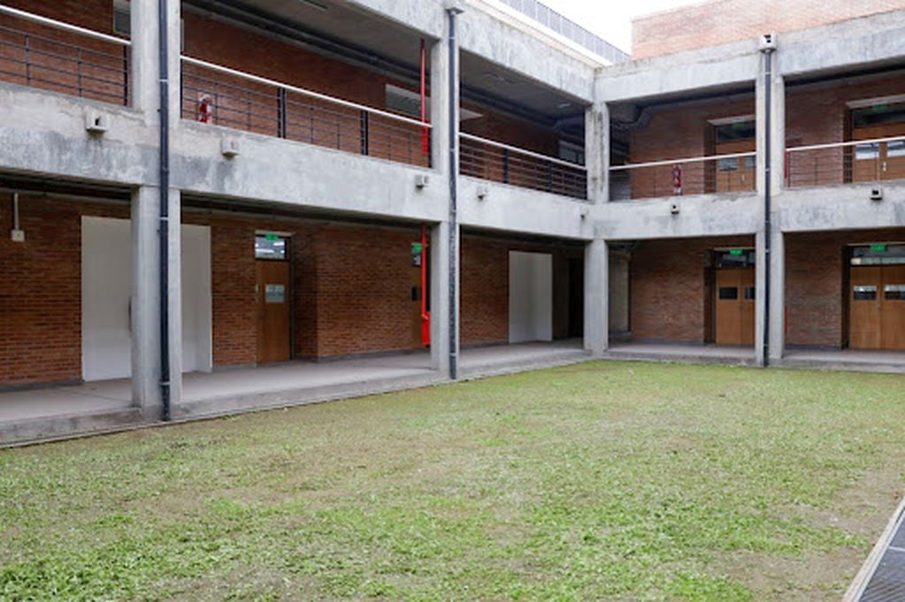 Fotografía cedida por el Ministerio de Obras Públicas del patio interno del nuevo edificio de Bioquímica de la FBQyF, Universidad Nacional de Tucumán.