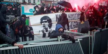 Una bandera de Maradona en medio de las violentas protestas en Francia.