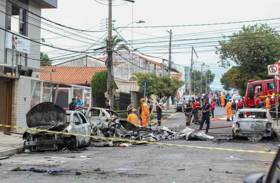 Se ven autos destrozados en el sitio donde un pequeño avión se estrelló en una calle residencial en Belo Horizonte, Brasil, 21 de octubre de 2019. Crédito: REUTERS / Cristiane Mattos.