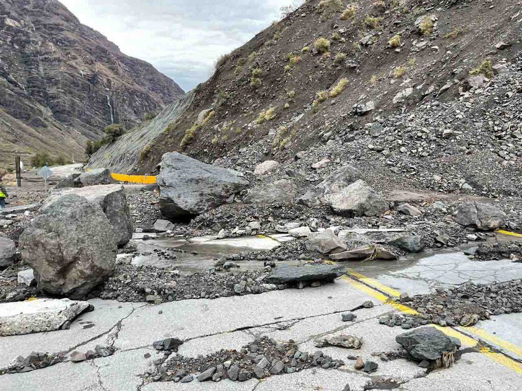 Rocas sobre el pavimento en el sector de Guardia Vieja en Chile por el mal tiempo en alta montaña.
Foto: Gendarmería Nacional