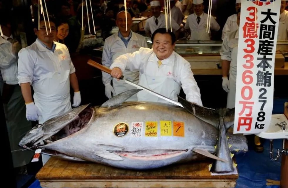 El empresario gastronómico, Kiyoshi Kiyomura, pagó una cifra récord por el atún (REUTERS)