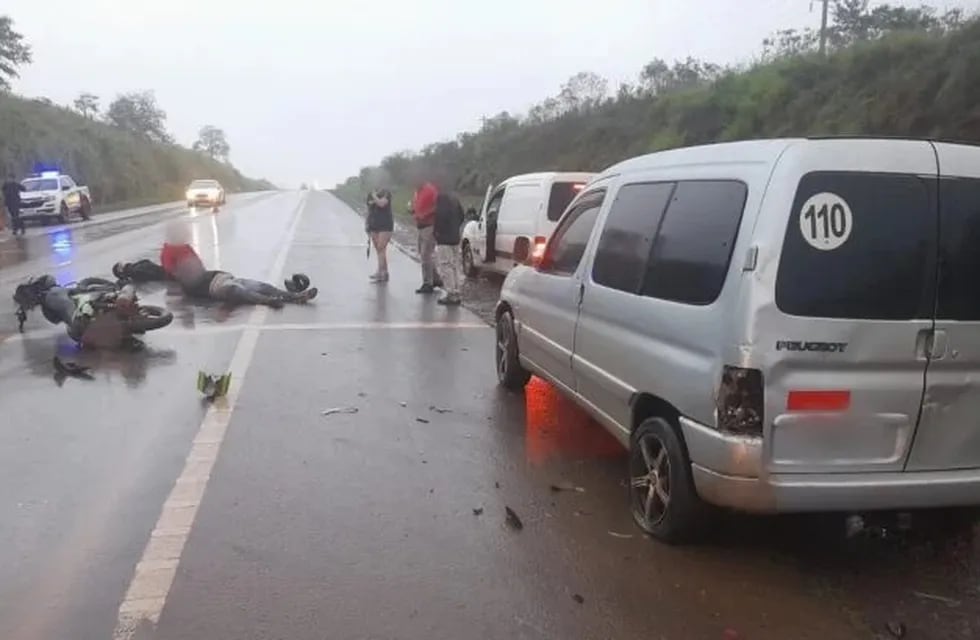 Choque entre un auto y una moto en Guaraní: hay dos heridos.