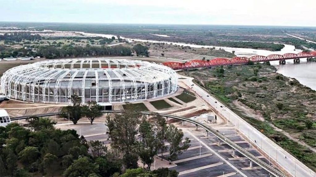 Imágen del Estadio Único de Santiago del Estero construido junto al puente.