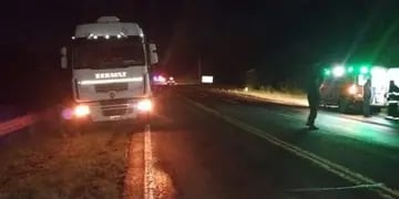 Sinistro fatal en Puerto Leoni: camión atropelló y mató a un ciclista sobre la ruta 12