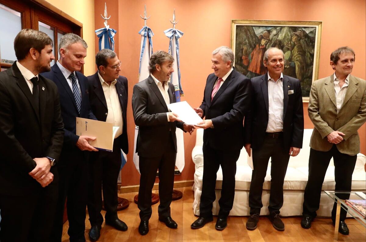 El CEO de Ledesma, Javier Goñi, recibe de manos del gobernador Morales el decreto por el cual el Poder Ejecutivo provincial crea formalmente el Parque Industrial Ledesma.