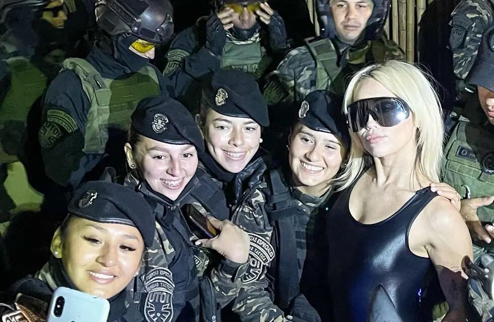Miley Cyrus posó con el personal de seguridad en el Lollapalooza Argentina 2022