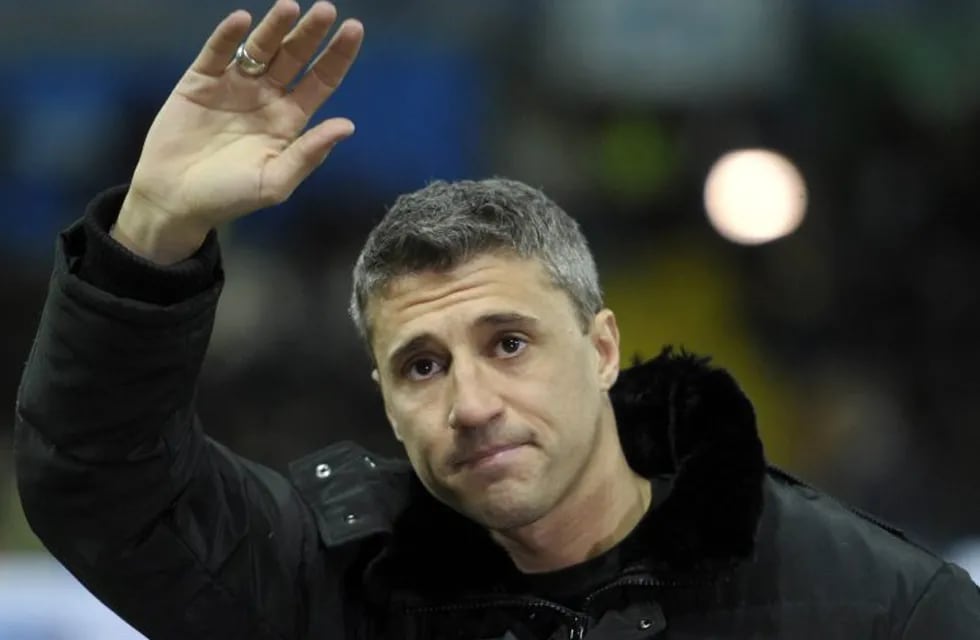 Argentine forward Hernan Crespo waves to supporters prior to the start of the Serie A soccer match between Parma and Fiorentina, in Parma, Wednesday, Feb. 15, 2012. Crespo will play in the Indian Premier League soccer tournament after spending his career with River Plate, Lazio, AC Milan, Chelsea, Inter Milan, Genoa and Parma teams. (AP Photo/Marco Vasini) italia hernan crespo futbol futbolistas parma futbol futbolistas parma