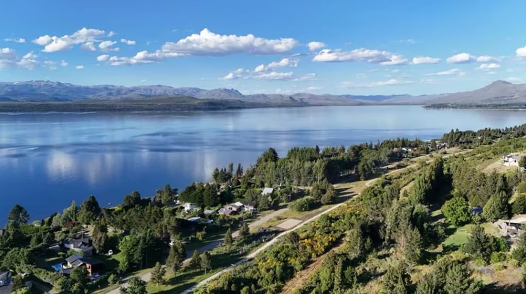 Vista de Bariloche con el Lago Nahuel Huapi de fondo.
