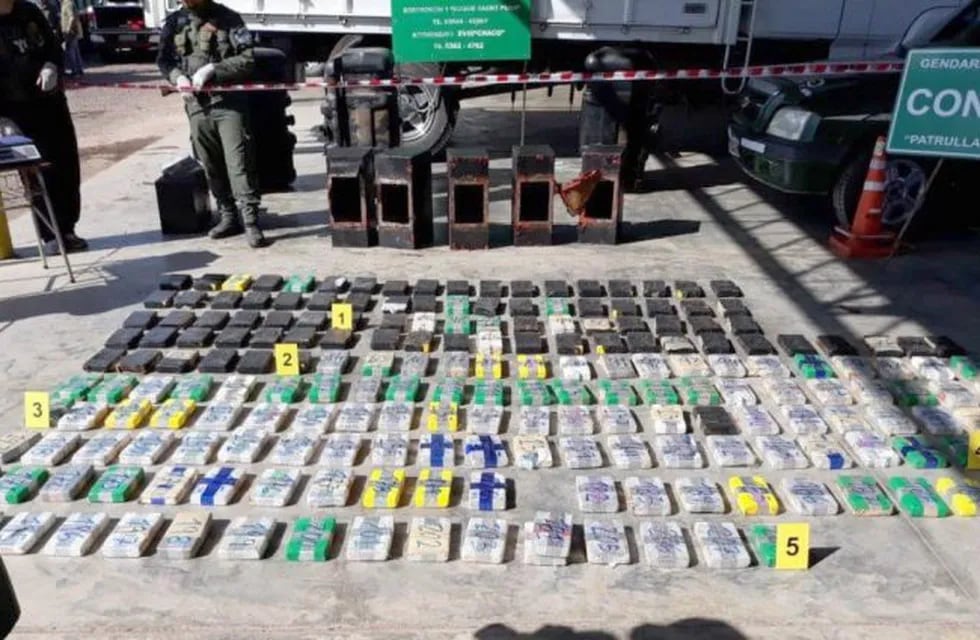 Gendarmería incautó 265 kilos de cocaína en tanques de combustibles de un camión