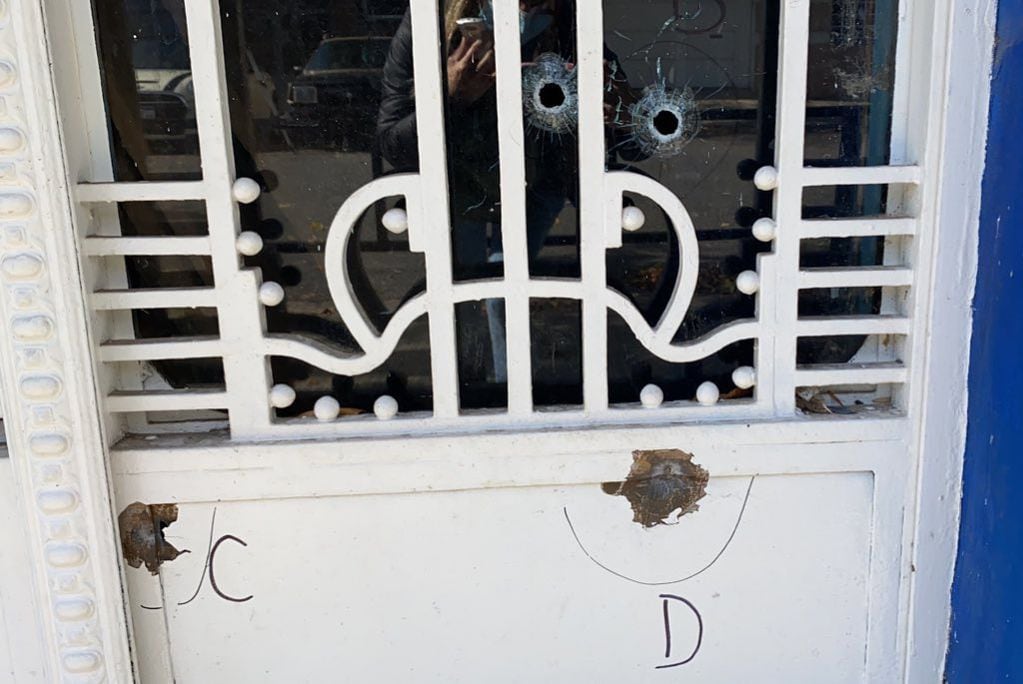 Los proyectiles impactaron contra una puerta que actualmente no se utiliza como ingreso al club. (@gbelluati)