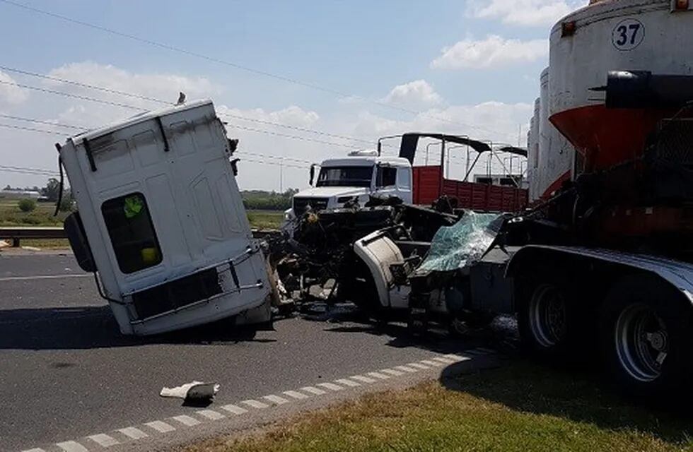 Dos camiones y dos automóviles chocaron en Circunvalación y Uriburu. (Ministerio de Seguridad)