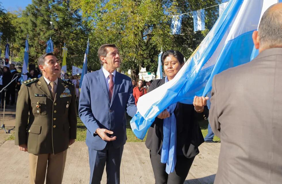 El ministro Carlos Sadir y la ministra de Derechos Humanos y Pueblos Indígenas, Natalia Sarapura, representaron al Gobierno provincial en el acto por el 430º aniversario de San Salvador de Jujuy.