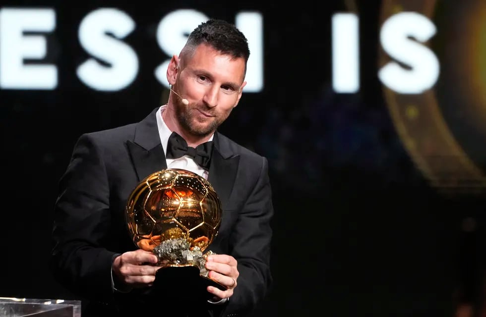 El astro argentino Lionel Messi recibe el Balón de Oro 2023 en el Theatre du Chatelet en París, el lunes 30 de octubre de 2023.