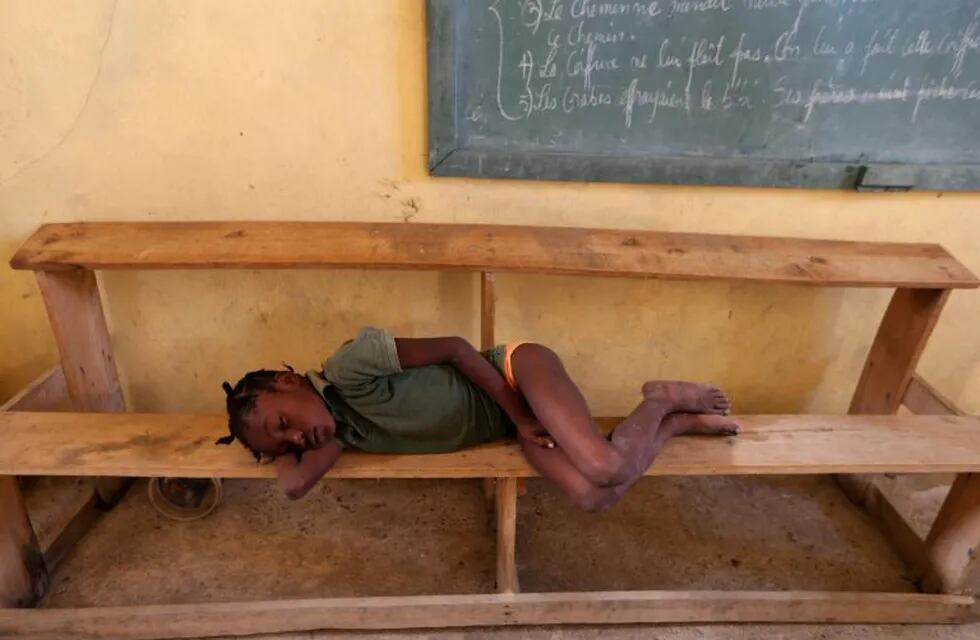 Acompau00f1a crónica HAITu00cd HURACANES ATLu00c1NTICO HAI18. JEREMIE (HAITu00cd), 12/10/16.- Una niu00f1a duerme sobre unas bancas, en el colegio donde se almacenan alimentos donados por Programa Mundial de Alimentos hoy, miu00e9rcoles 12 de octubre de 2016, en Jeremie (Haití). La desesperación empieza a cundir entre la población de Jeremie, en el suroeste de Haití, ante la falta de agua y alimentos, y es que ocho días despuu00e9s de que el huracu00e1n Matthew arrasara esta ciudad, la ayuda humanitaria no termina de llegar. EFE/Orlando Barría