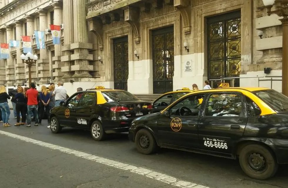 Trabajadores autoconvocados se sumaron a la protesta en la zona de Santa Fe y Dorrego.