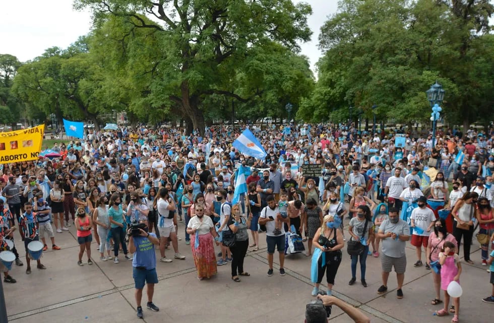 Manifestación de agrupaciones provida en contra del proyecto de aborto legal en Plaza Independencia. Nicolás Ríos/Los Andes