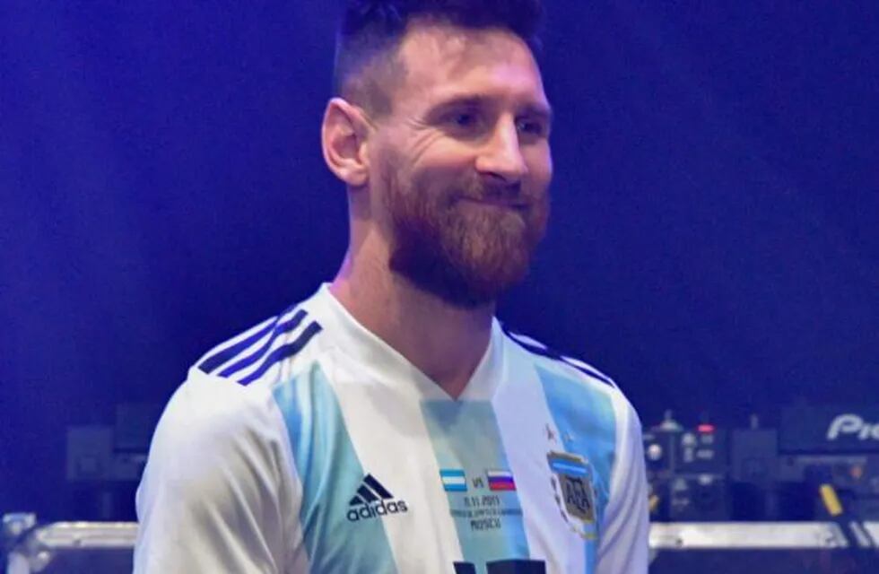 Lionel Messi presentó la pelota del Mundial de Rusia 2018. Foto: AFP.