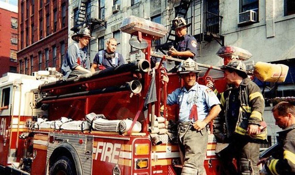 Steve Buscemi (arriba a la izquierda), con sus compañeros del FDNY en la década del 80.